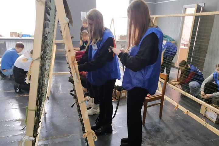 Волонтеры Победы из Алтайского района плели маскировочные сети для зоны СВО