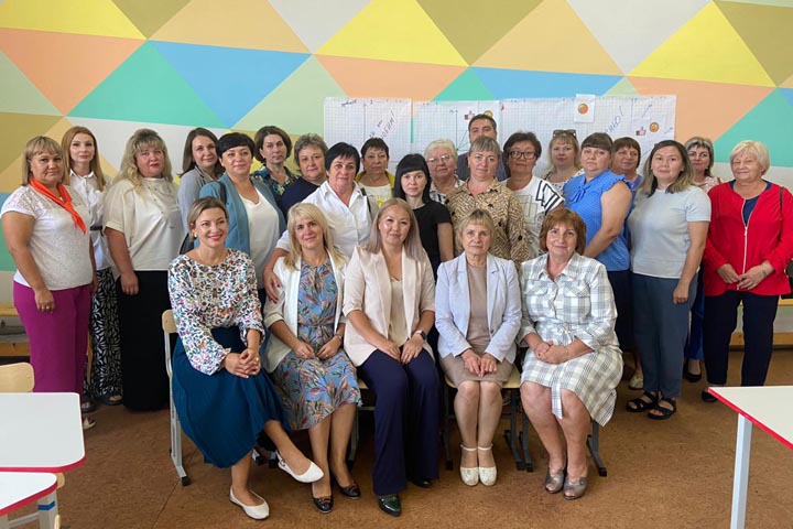 Руководство Алтайского района рассказало о ключевом для педагогов событии 