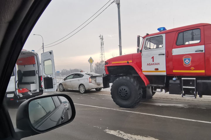 Очевидцы сообщают об аварии на выезде из Абакана 