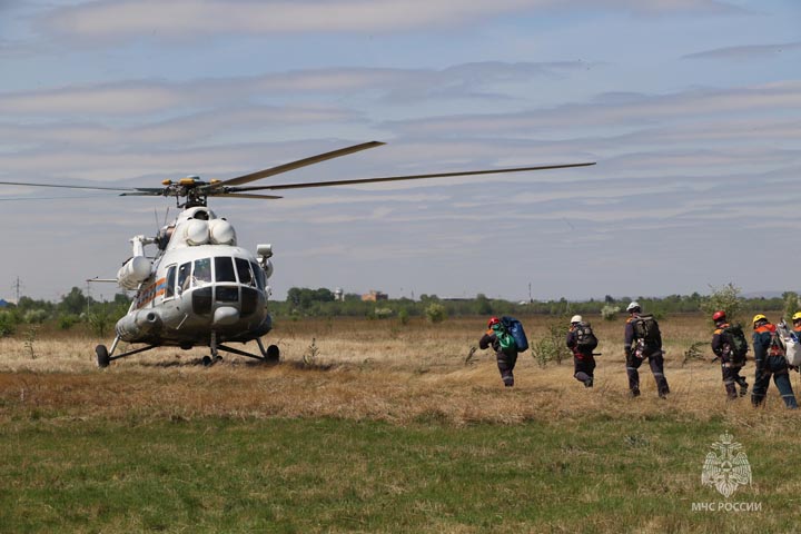 Вертолет завис над абаканской дреной 