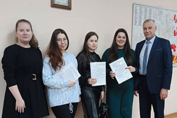 В Черногорске дети-сироты получили жилищные сертификаты