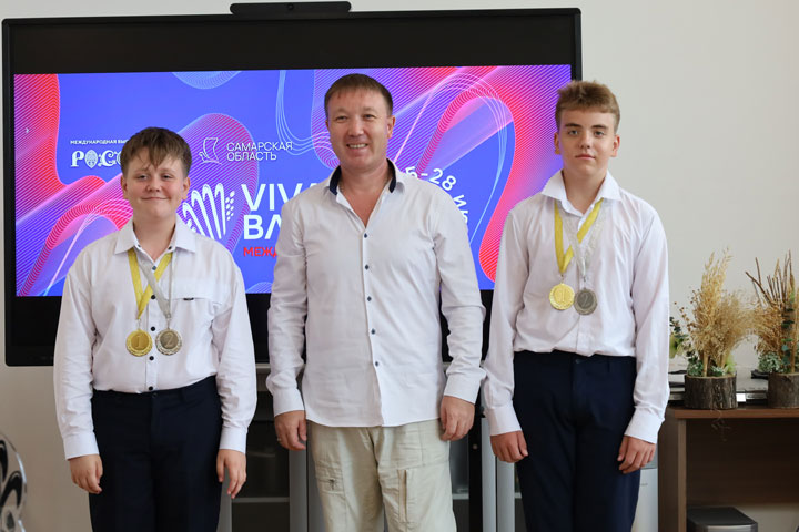 Дуэт баянистов из Хакасии покорил ВДНХ и помог установить три российских рекорда 