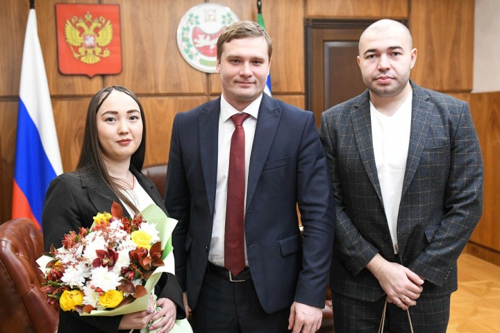 Валентин Коновалов встретился с семьей, доставившей в Хакасию частицу Всероссийского семейного очага