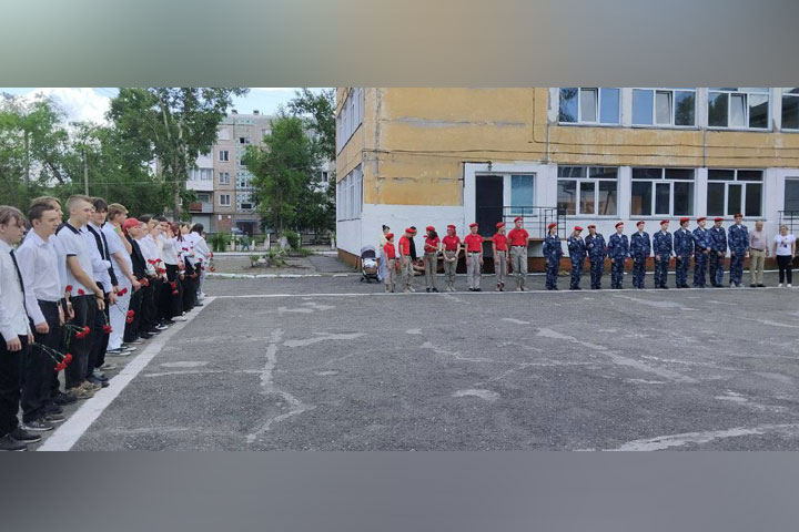 В Черногорске установили памятную доску бойцу СВО