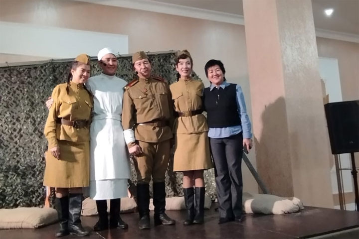 Театр Топанова показал школьникам программу «Давайте вспомним о войне»