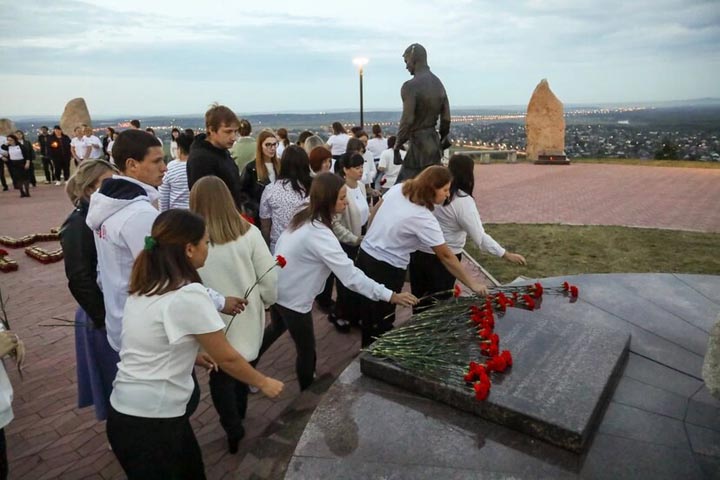 Алтайский район зажег «Свечу памяти» на горе Самохвал