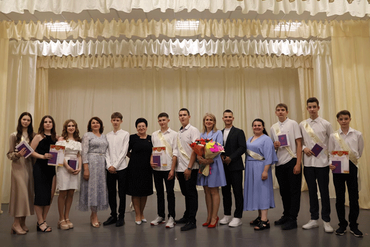 В Алтайском районе выпускникам 9 классов вручили аттестаты