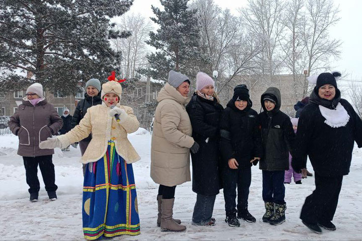 С песнями и плясками открыли главную елку Боградского района