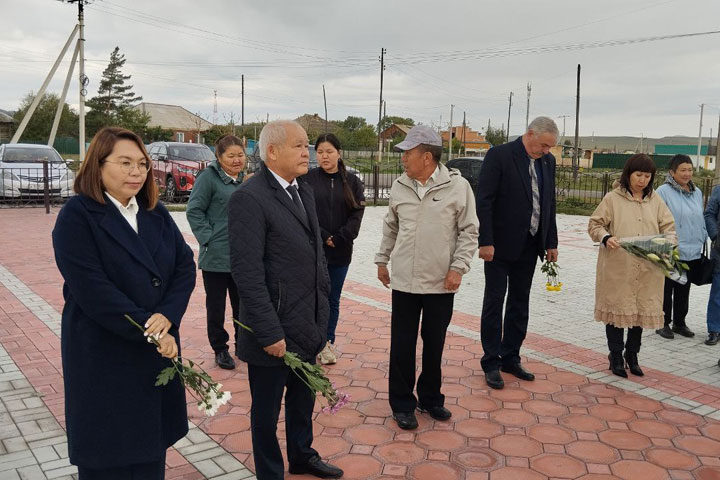 В Хакасии на новом именном избирательном участке появилась памятная доска