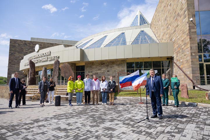 В столице Хакасии будет расти сосна из Крыма - символ нерушимой дружбы