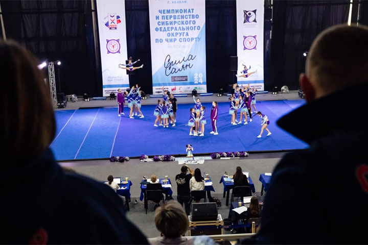 Более 1000 спортсменов собрали соревнования по чир спорту в Хакасии