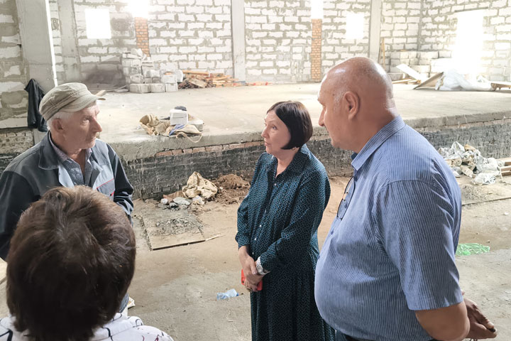 Светлана Окольникова посетила стройплощадку Центра культурного развития в Сорске