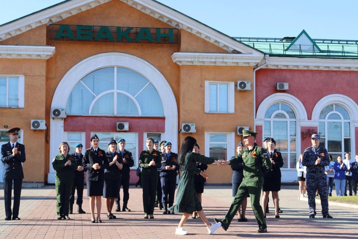 В Абакане сотрудники силовых структур провели флешмоб