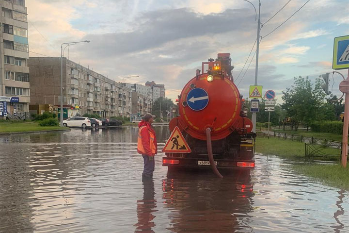 «Спецавтобаза ЖКХ» откачивает дождевую воду в столице Хакасии 