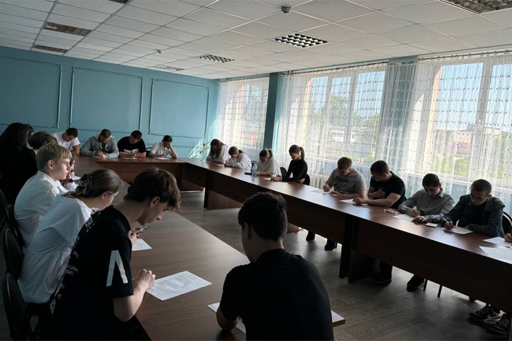 В Черногорском горно-строительном техникуме школьники получили первые рабочие профессии