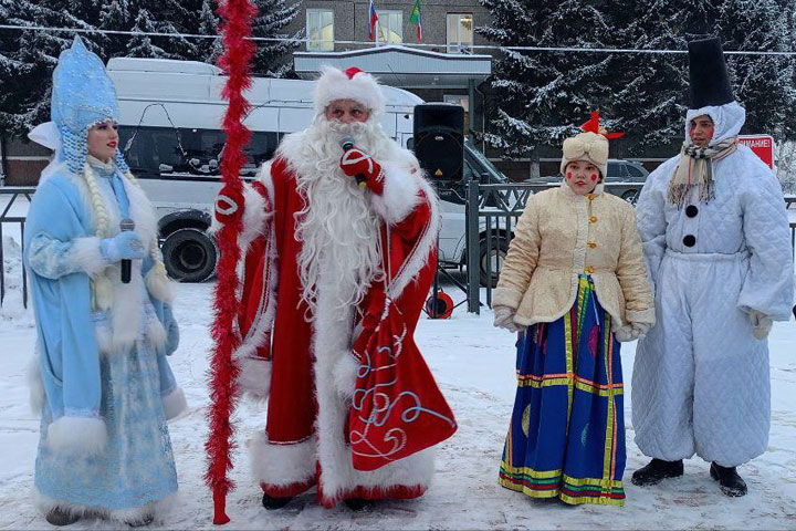 С песнями и плясками открыли главную елку Боградского района