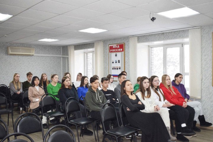 Студентам Хакасии рассказали о службе в органах внутренних дел на транспорте