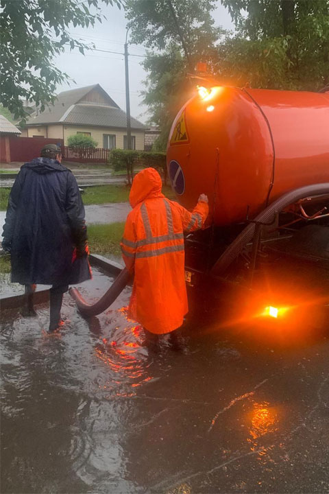 «Спецавтобаза ЖКХ» откачивает дождевую воду в столице Хакасии 