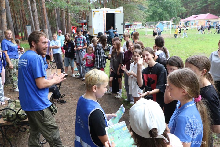 Сотрудники МЧС и волонтеры выехали в летний лагерь Алтайского района
