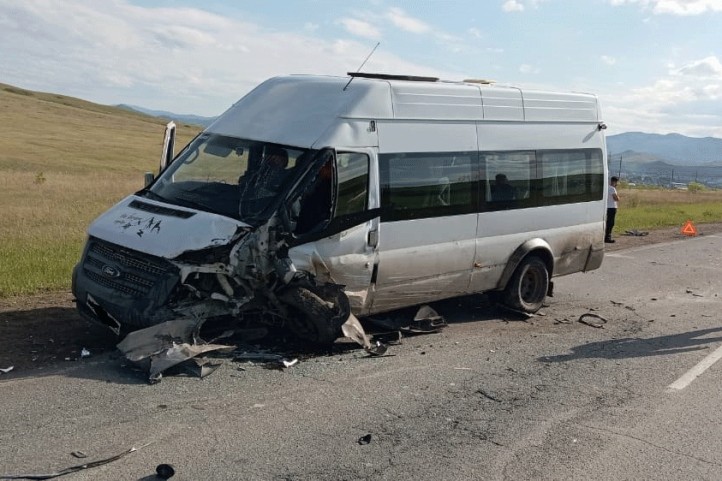 В Хакасии Toyota столкнулась с автобусом, есть пострадавшие