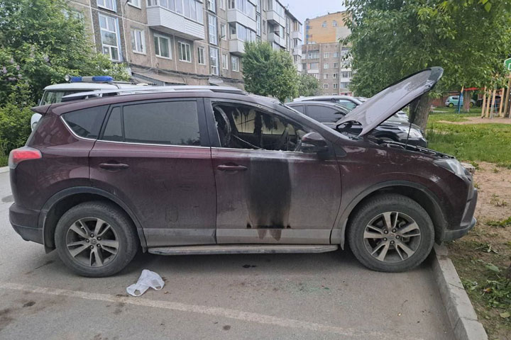 Мужчина поджег дорогостоящий автомобиль, чтобы отомстить за товарища