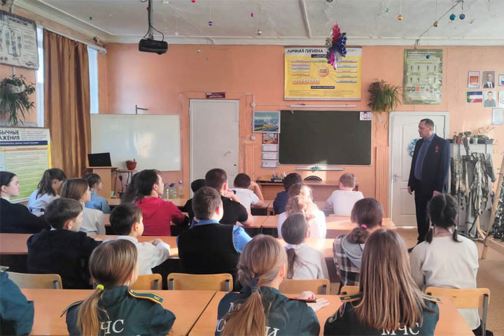 Ветераны «Боевого братства» провели урок мужества для черногорских школьников
