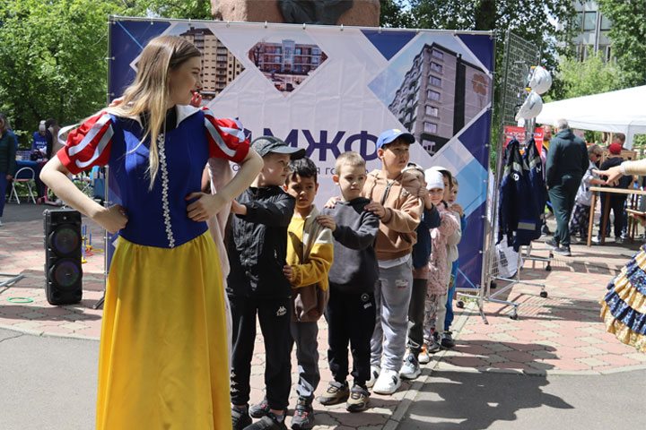 В Абакане весело и ярко отметили праздник детства