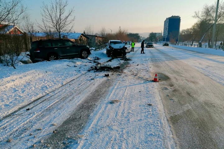 В Саяногорске момент столкновения Hyundai Santafe и Toyota Land Cruiser попал на видео