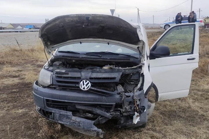 В Белом Яре автоледи на Toyota Vits не уступила дорогу Volkswagen Transport