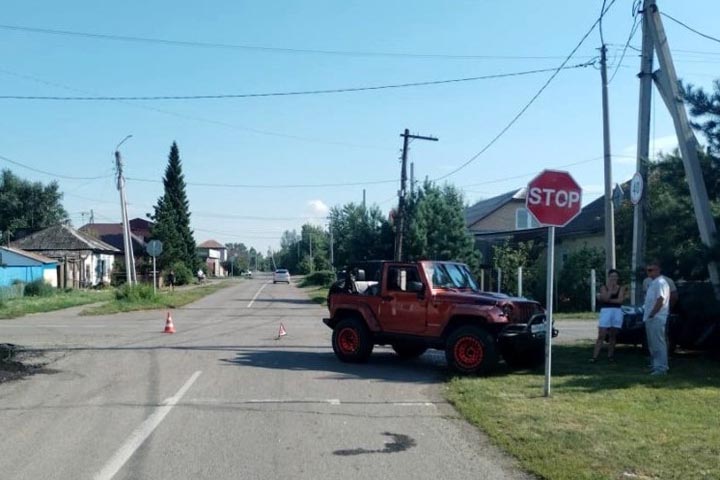 В Абакане «Жигули» и внедорожник не поделили перекресток