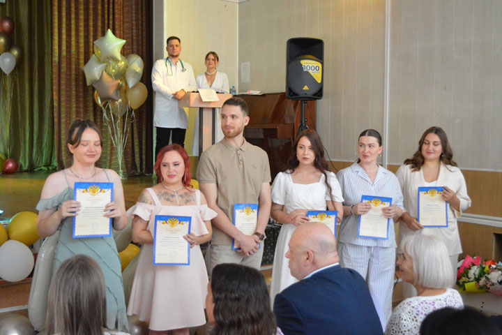 100 врачей и ординаторов получили дипломы мединститута ХГУ