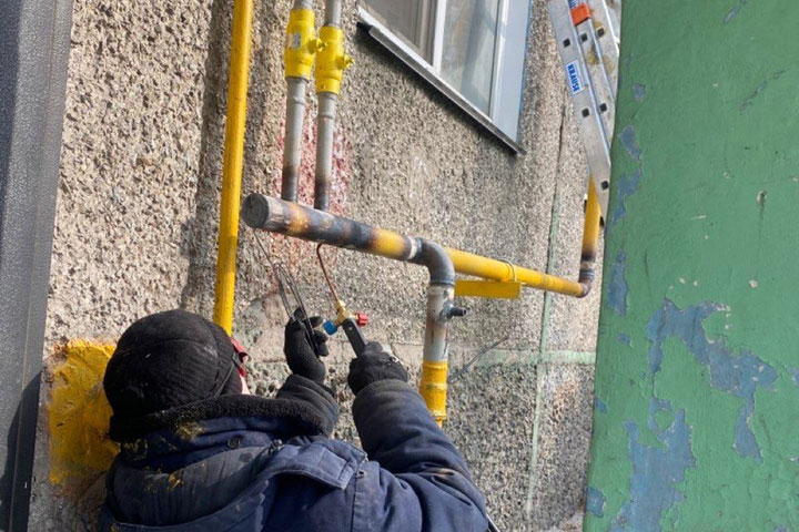 На домах в Хакасии монтируют новые газовые трубы