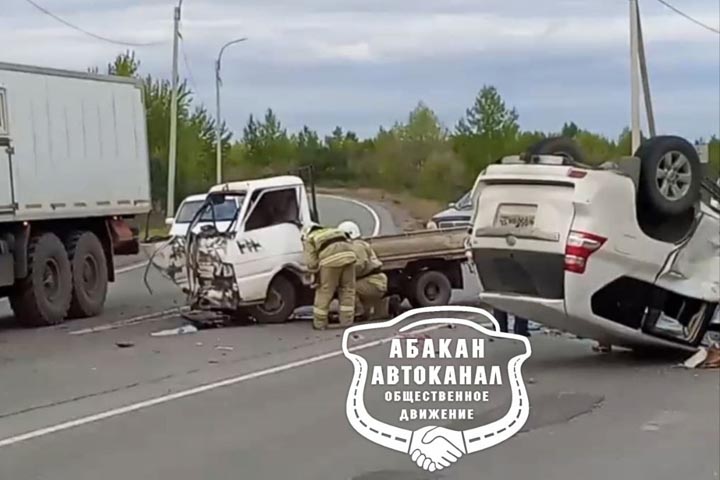 На трассе Абакан - Саяногорск внедорожник встал на крышу