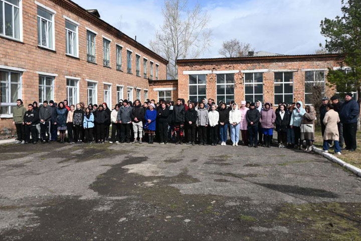 В Бейском филиале Черногорского горно-строительного техникума почтили память погибшего выпускника