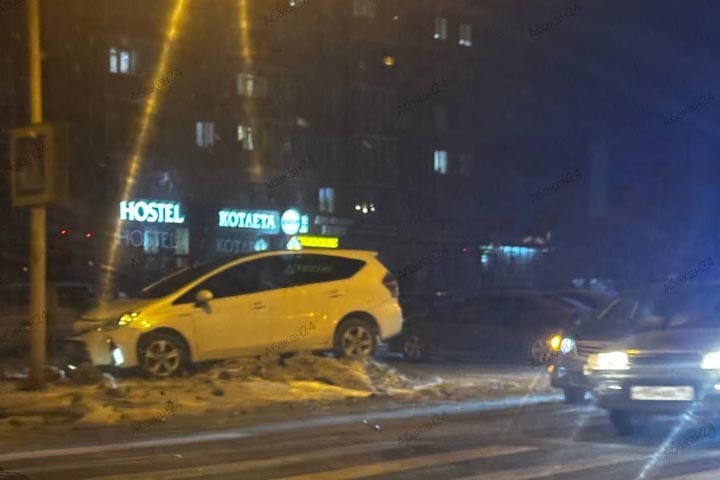 В Абакане автомобиль вылетел с дороги у пешеходного перехода