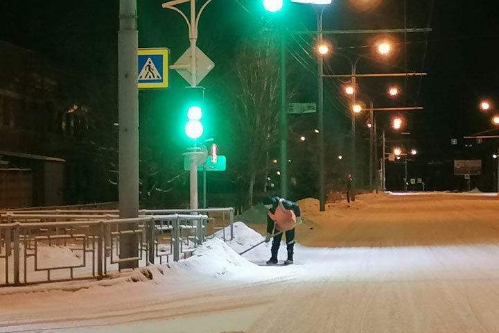 Абакан засыпало снегом - коммунальщики вышли в ночь