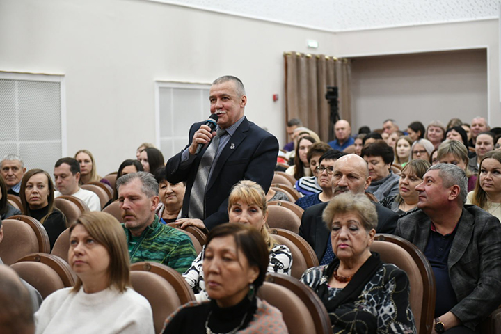 Жители Усть-Абакана задали острые вопросы главе Хакасии