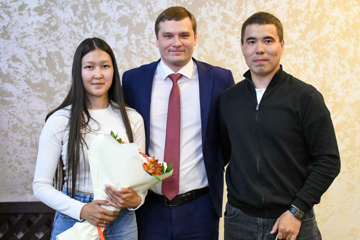 Глава Хакасии поздравил пары, создавшие семьи на выставке «Россия»