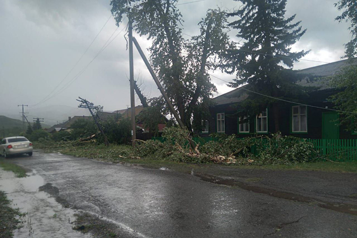 Ураган оставил поселок Копьево без электроснабжения