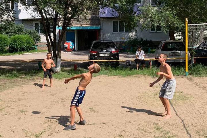 Жители Пригорска взяли в свои руки строительство волейбольной площадки во дворе