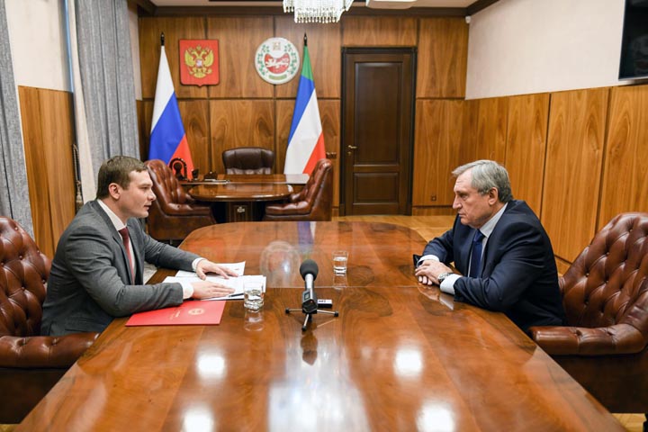 Николай Шульгинов вернул хорошую традицию - присутствовать на сессиях Верховного Совета