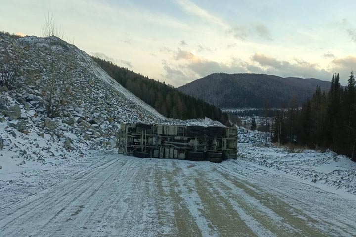 На территории Коммунаровского рудника опрокинулся грузовик