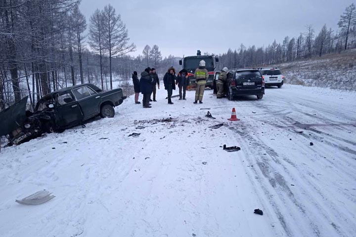 Под Сорском «Филдер» влетел в «шестерку»: пострадали трое