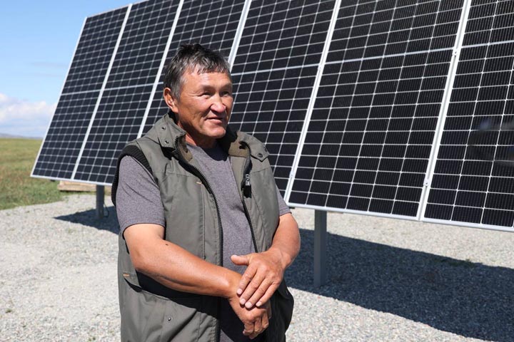 Солнечная электростанция в Хакасии успешно работает у фермера зимой 