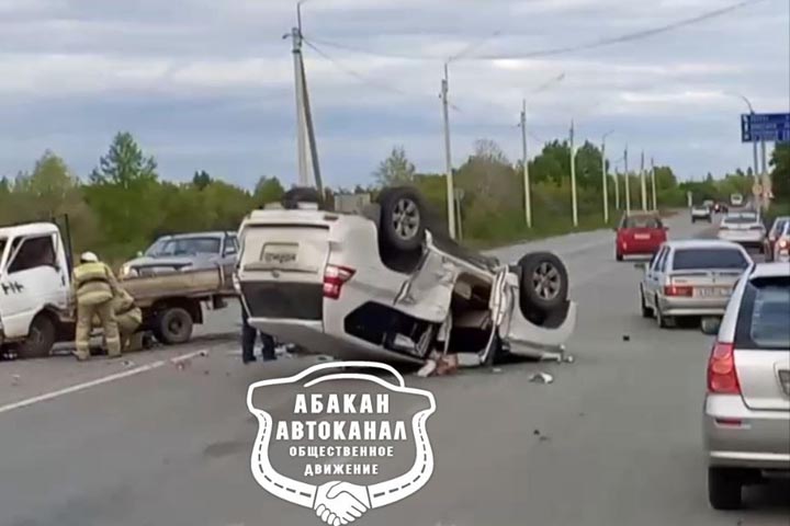 На трассе Абакан - Саяногорск внедорожник встал на крышу