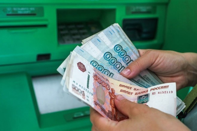 Люди в России начали запасаться купюрами в 5000 рублей. В чем причина?
