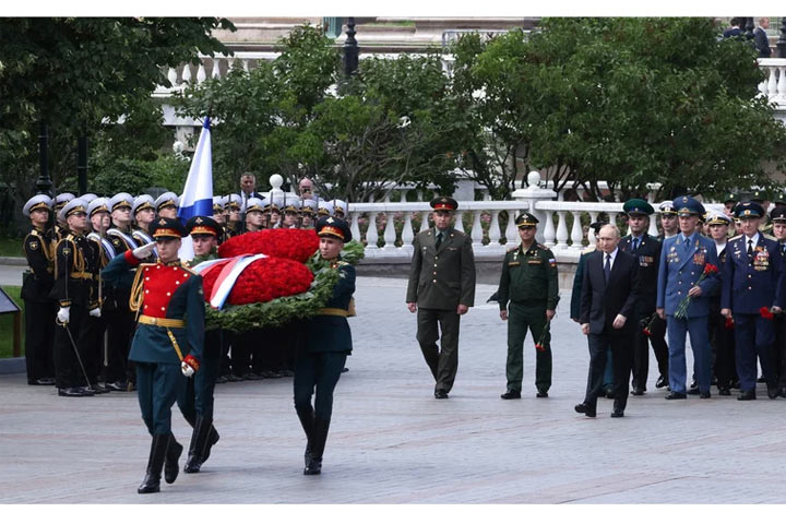 Путин возложил венок к Могиле Неизвестного Солдата. Фото, видео