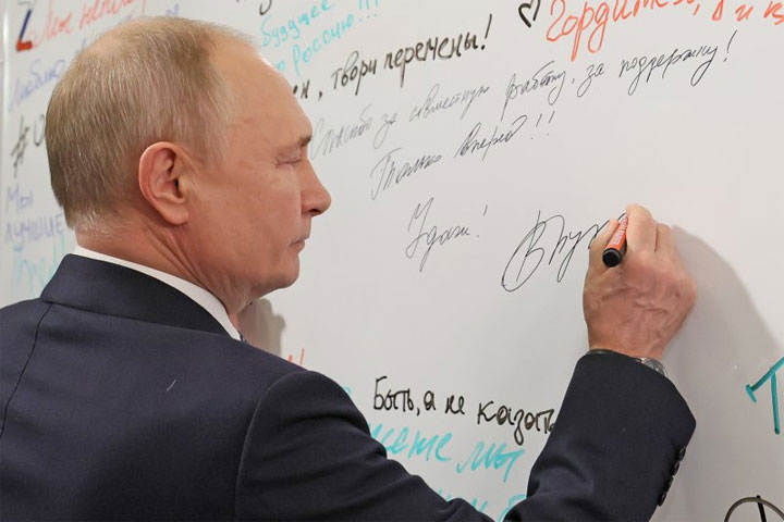 Владимир Путин впервые посетил свой избирательный штаб