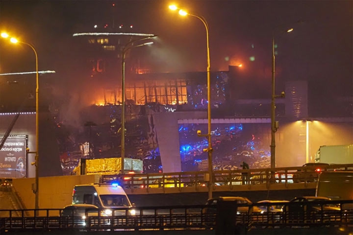 Теракт в Подмосковье: «Крокус Сити» в огне, стреляли из автоматов. 40 погибших. Ищут белый «Рено». Онлайн