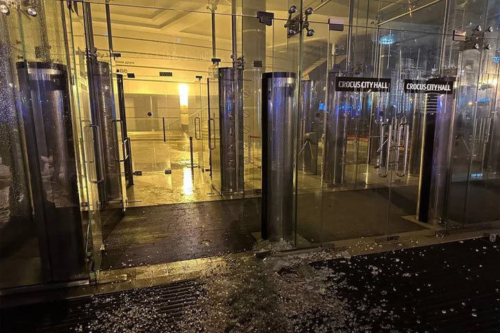 Как «Крокус Сити Холл» выглядит утром после теракта. Фоторепортаж